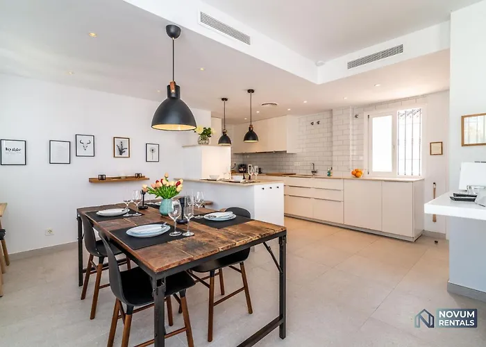 Renovated Penthouse In Naranjos 아파트 마르베야