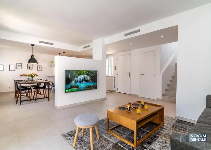 Renovated Penthouse In Naranjos 아파트